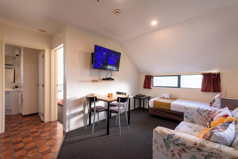 298 Westside Motor Lodge