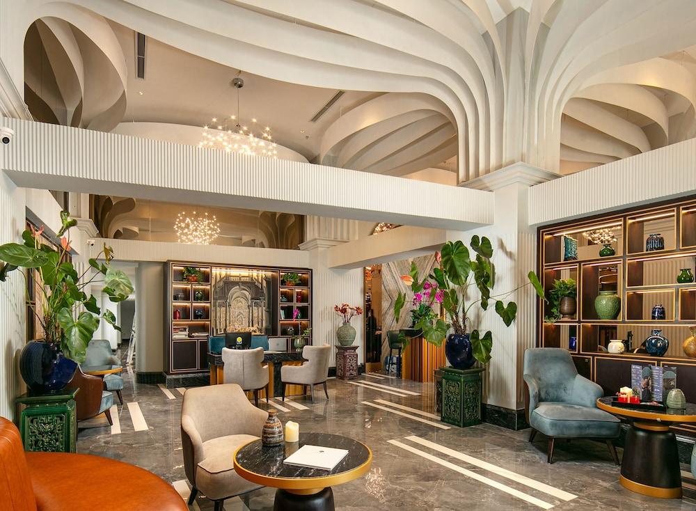 May De Ville Lakeside Hotel