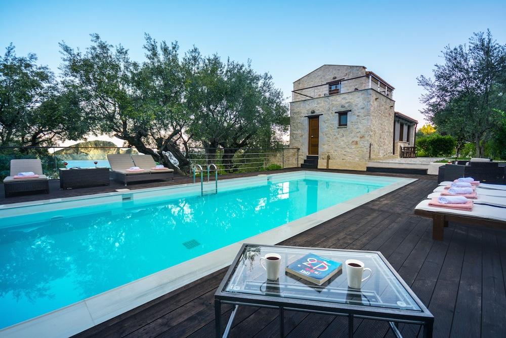 Exensian Villas & Suites