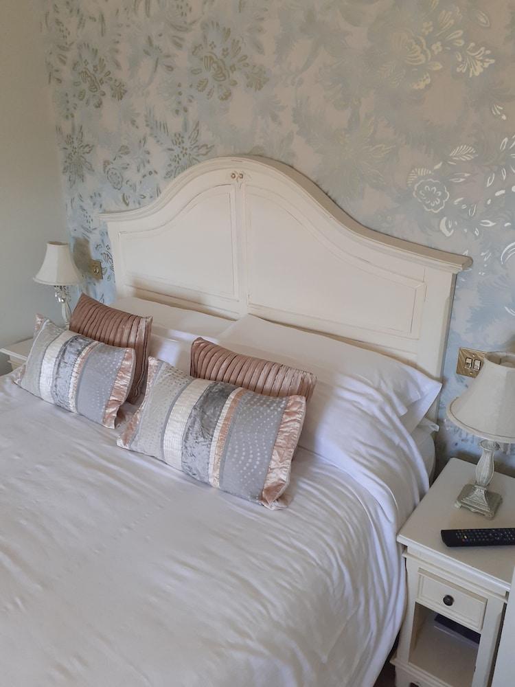 Feathers Hotel, Bar and Restaurant