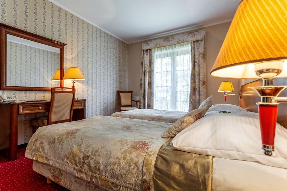 Hotel Dworek Tryumf Dąbrowscy Spółka Jawna