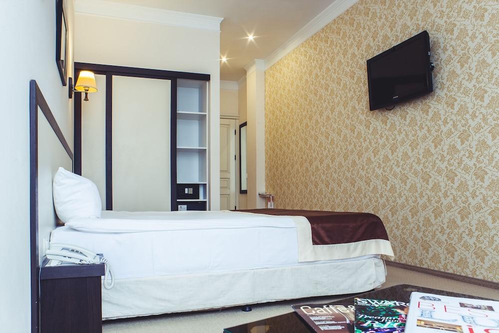 Corona Hotel & Apartments