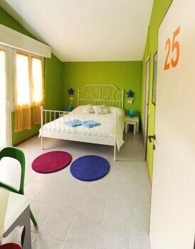 Sunflower Beach Backpacker Hostel