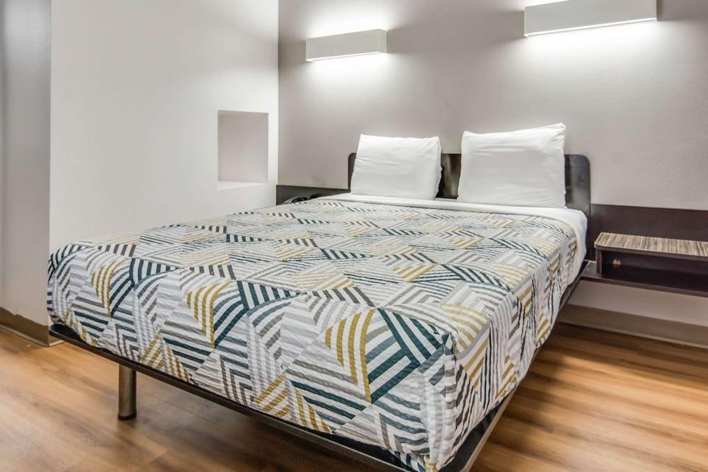 Motel 6 Cleburne, TX