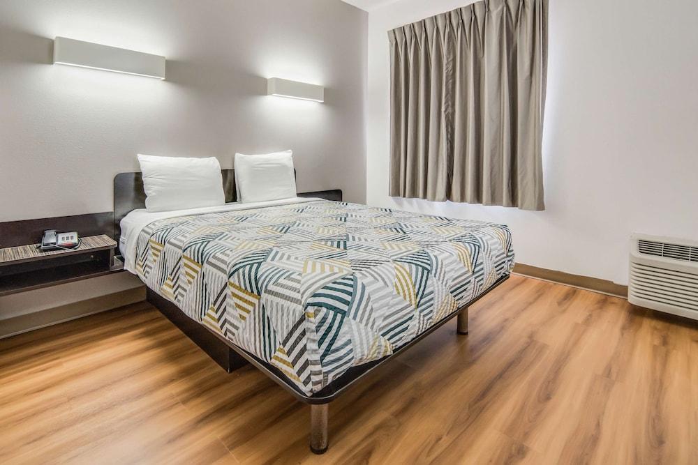 Motel 6 Cleburne, TX