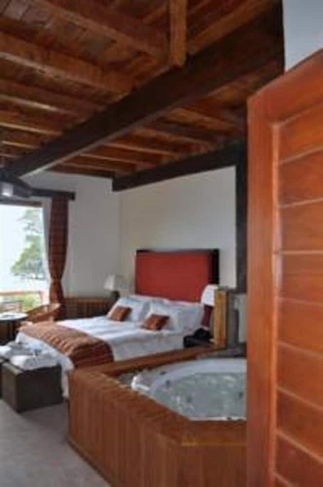 La Sirenuse Lake Resort