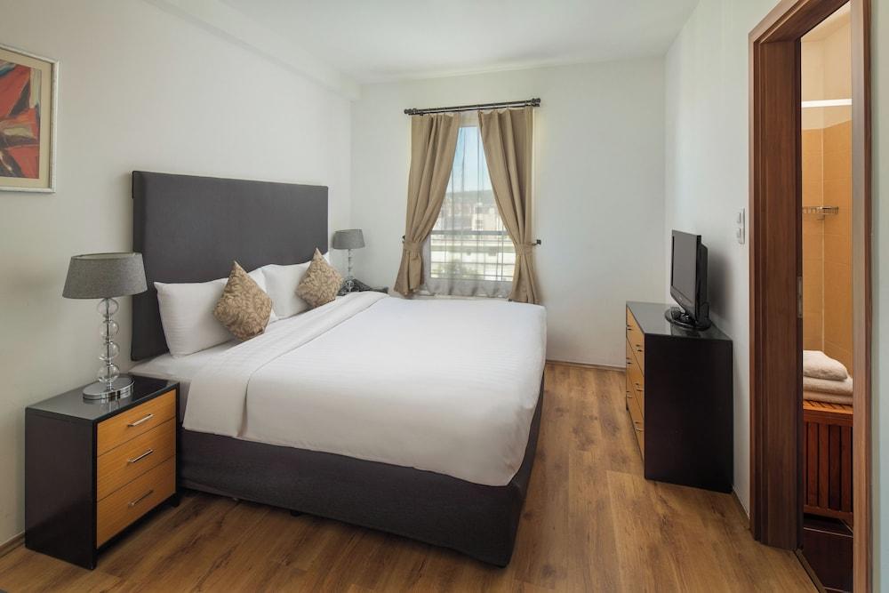 Escala Hotel & Suites