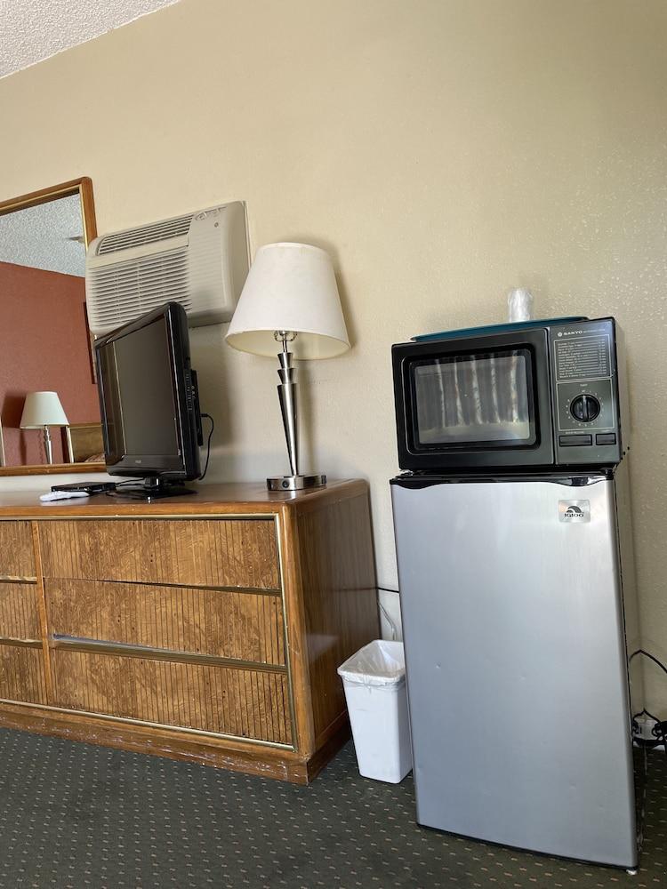 Howard Johnson by Wyndham Ridgecrest, CA