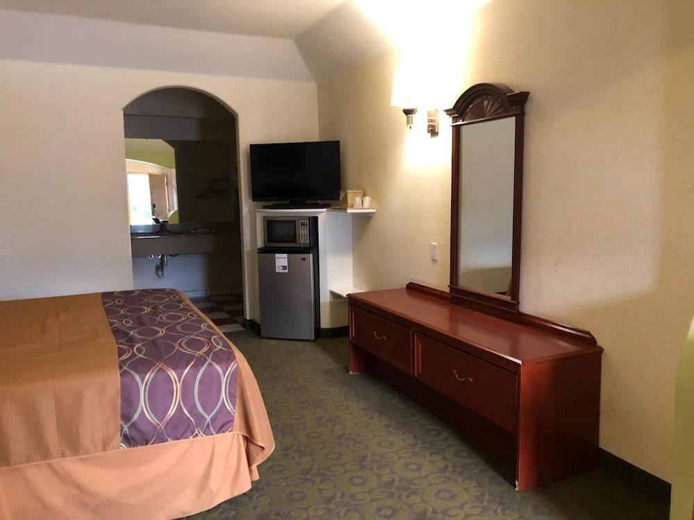 Executive Inn And Suites