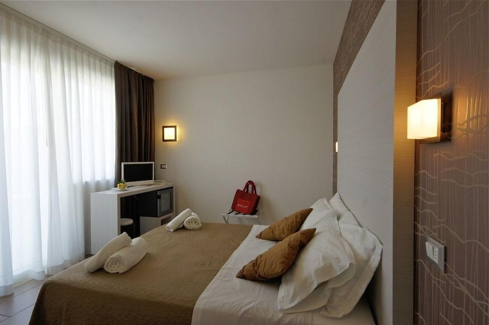 Mokambo Shore Design Hotel