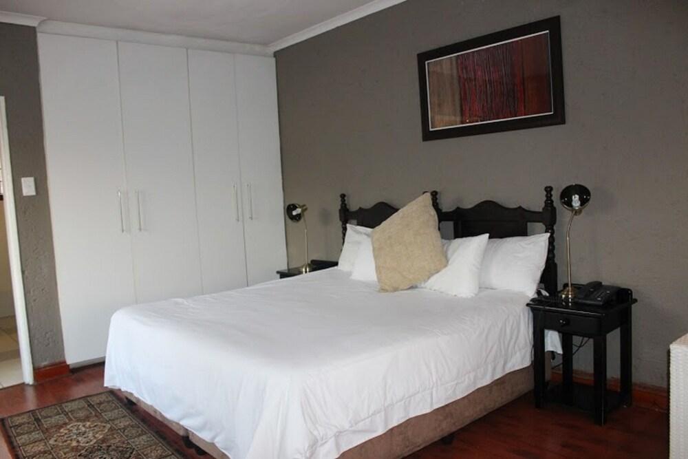 Flamboyant Guest Lodge