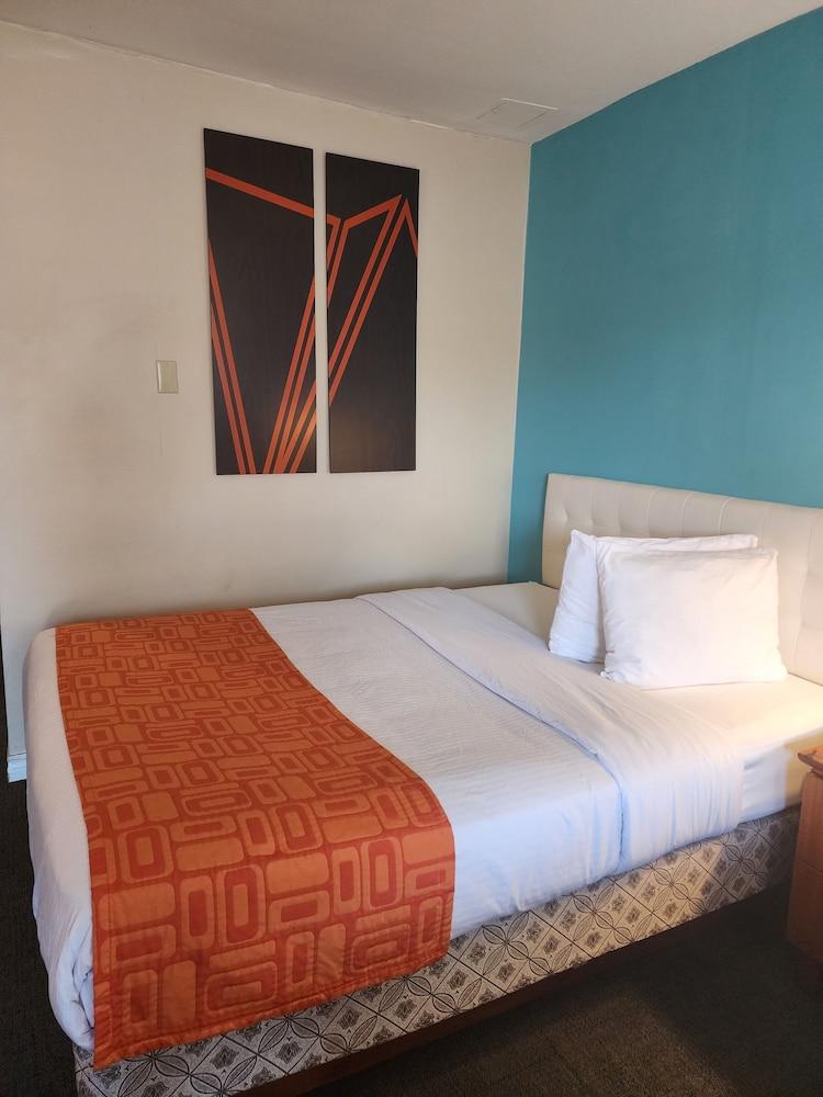 Howard Johnson by Wyndham Lindsay