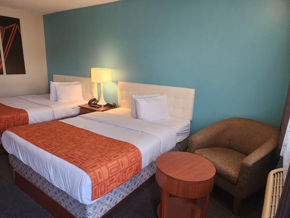 Howard Johnson by Wyndham Lindsay