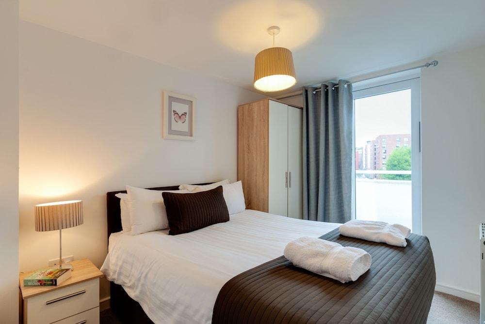 Base Serviced Apartments - The Docks