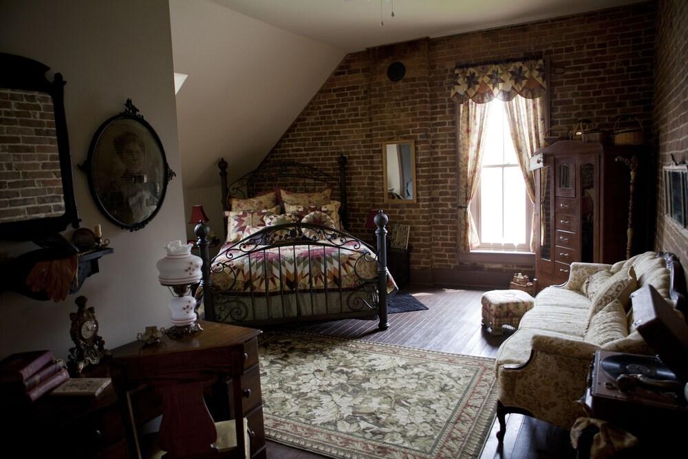 Main Street Bed & Breakfast Established in 1810