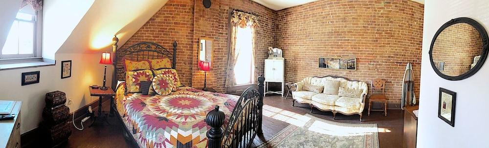 Main Street Bed & Breakfast Established in 1810