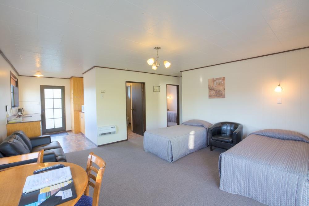 AAA Thames Court Motel