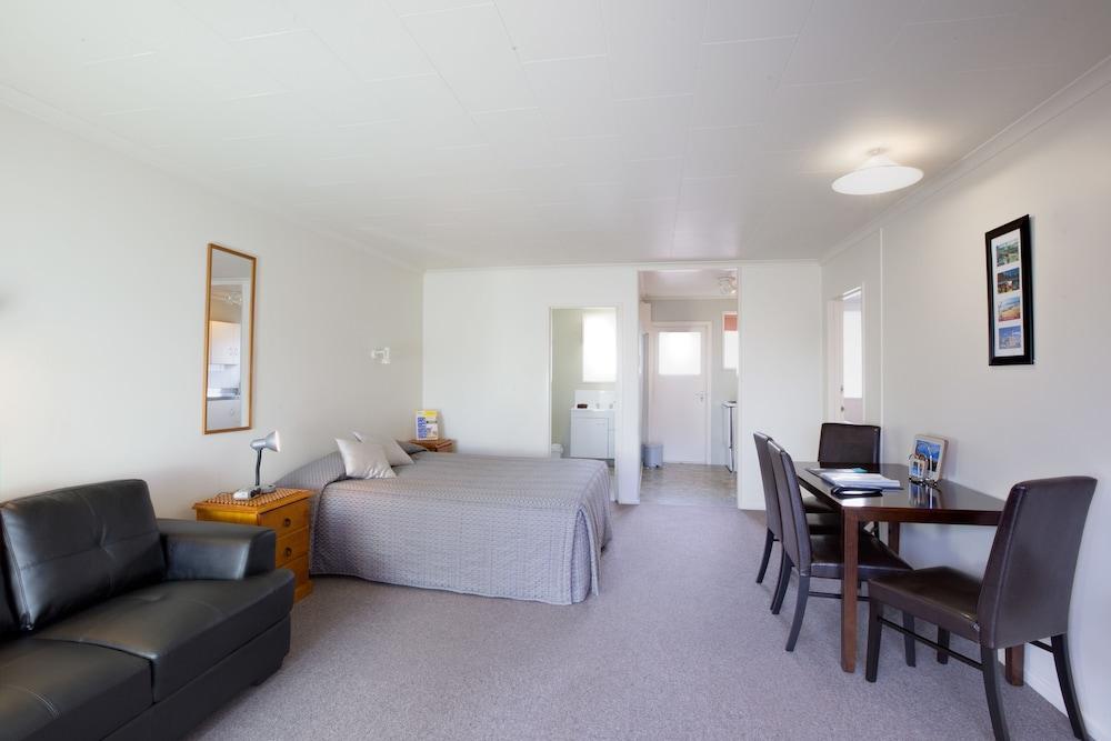 AAA Thames Court Motel