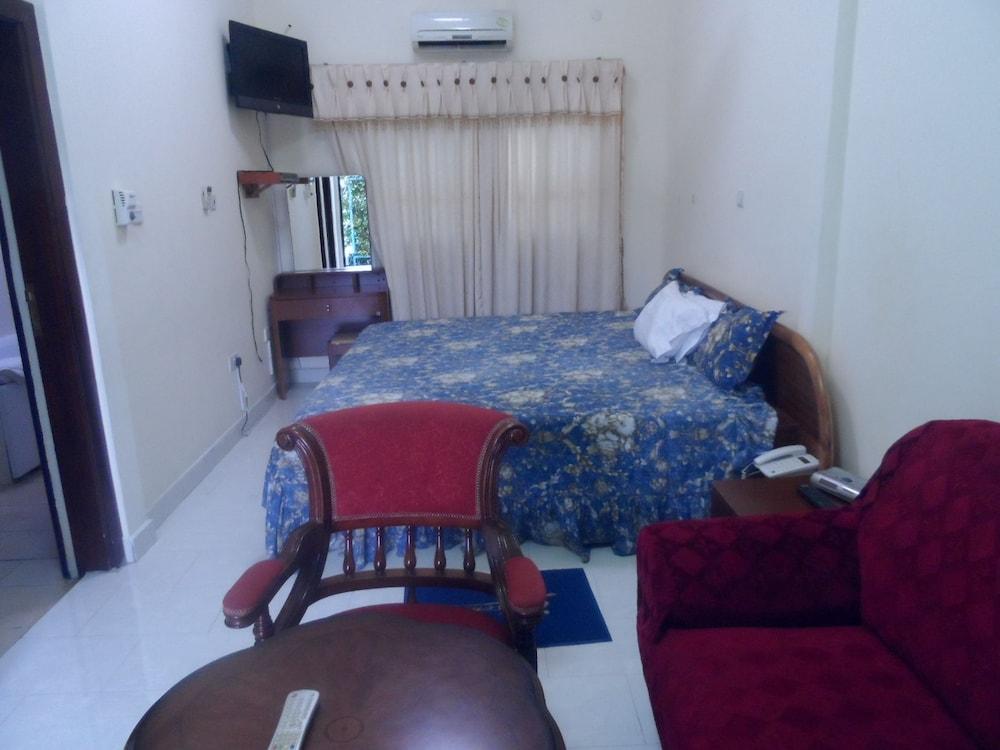 De Holiday Beach Hotel