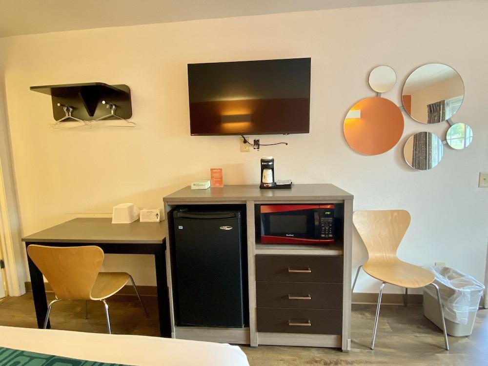 Howard Johnson by Wyndham Lake George