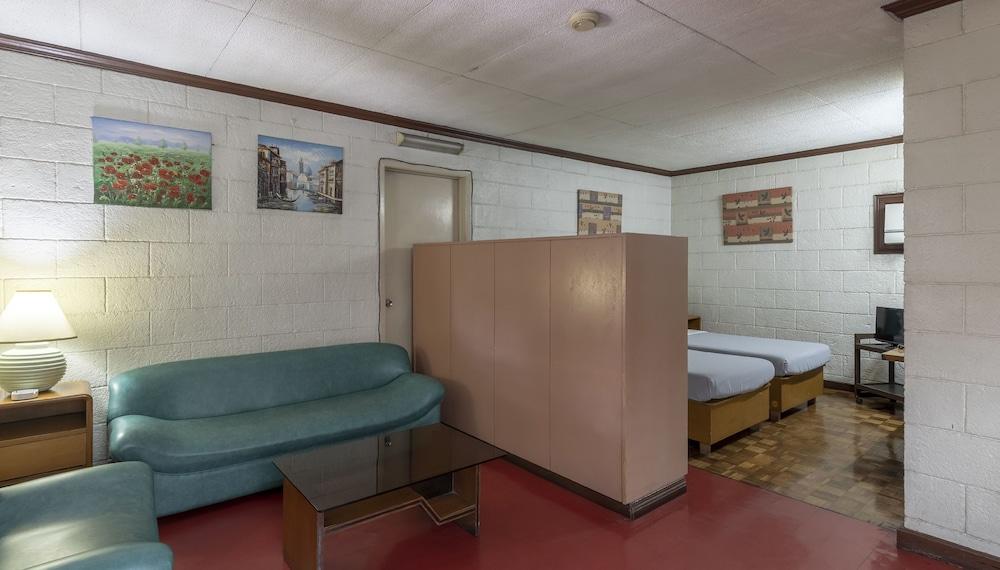 Broadway Court Apartelle