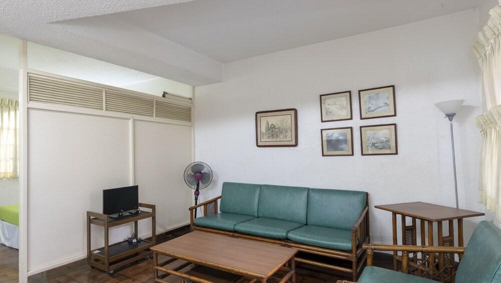 Broadway Court Apartelle