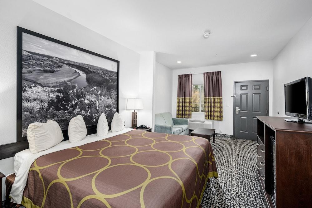 Super 8 by Wyndham Mansfield LA