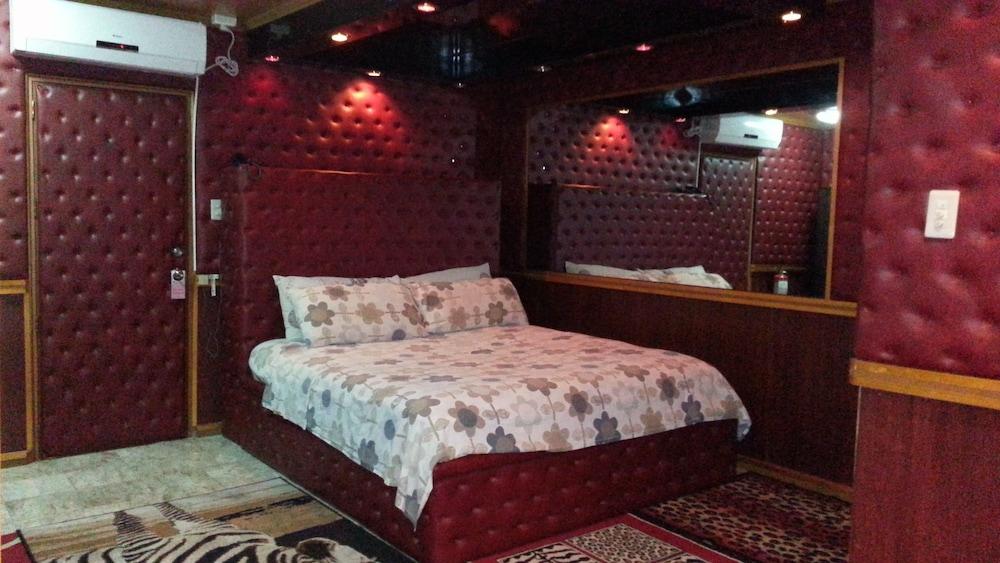 Kokomos Hotel & Restaurant