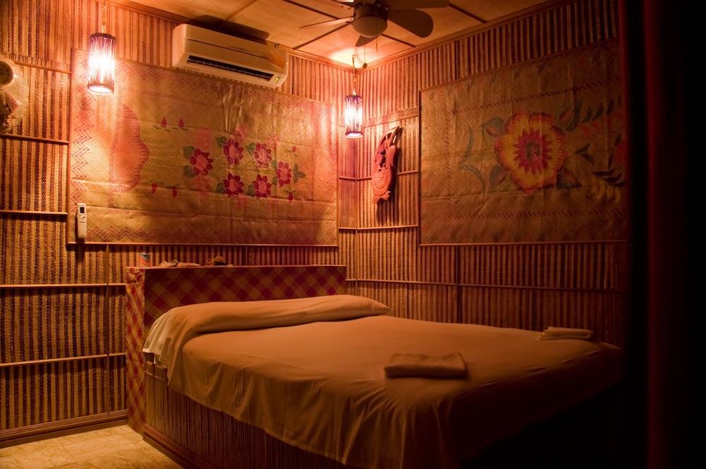 Kokomos Hotel & Restaurant