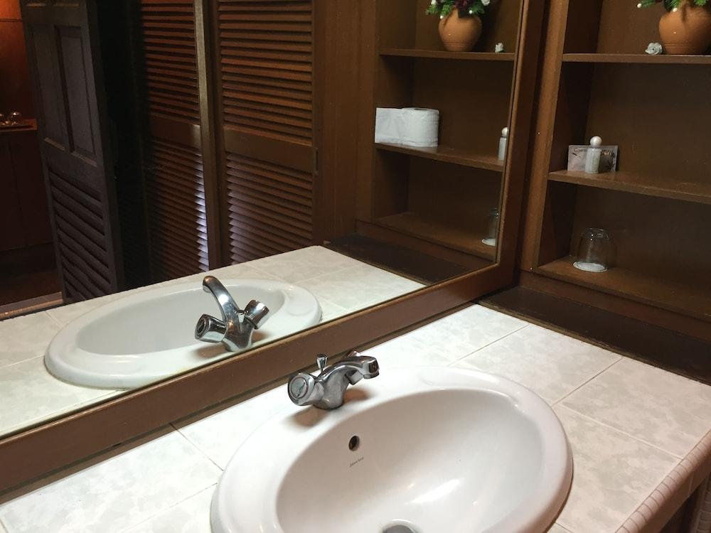 Kampung Tok Senik Resort