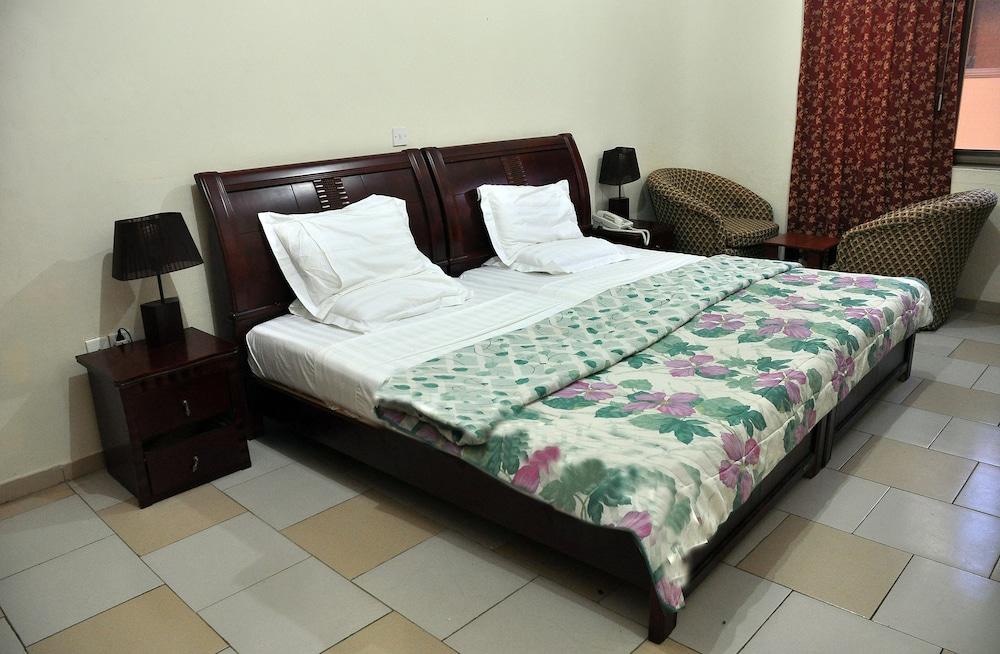 Oscarpak Royal Hotel