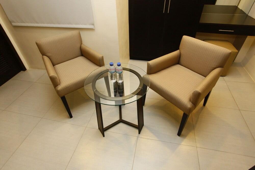 Oracle Hotel and Residences