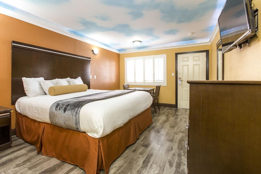 Hollywood Palms Inn and Suites