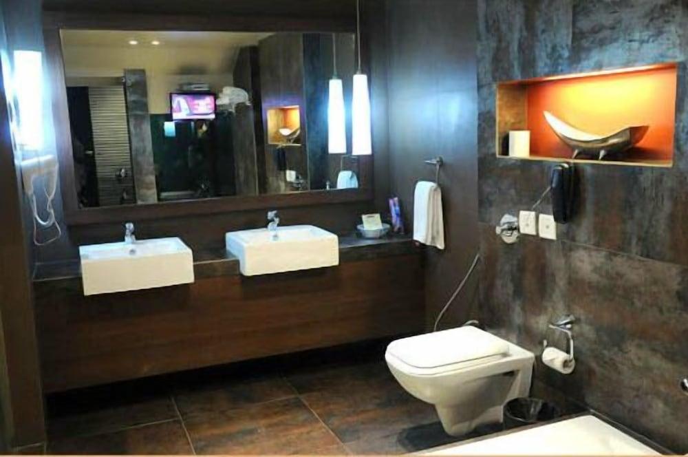 Confident Amoon - The Glamour Spa and Resort