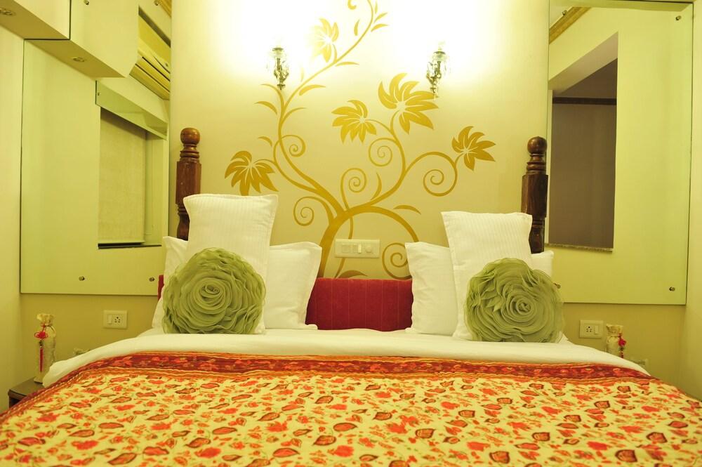 United-21 Emerald Forest Hotel