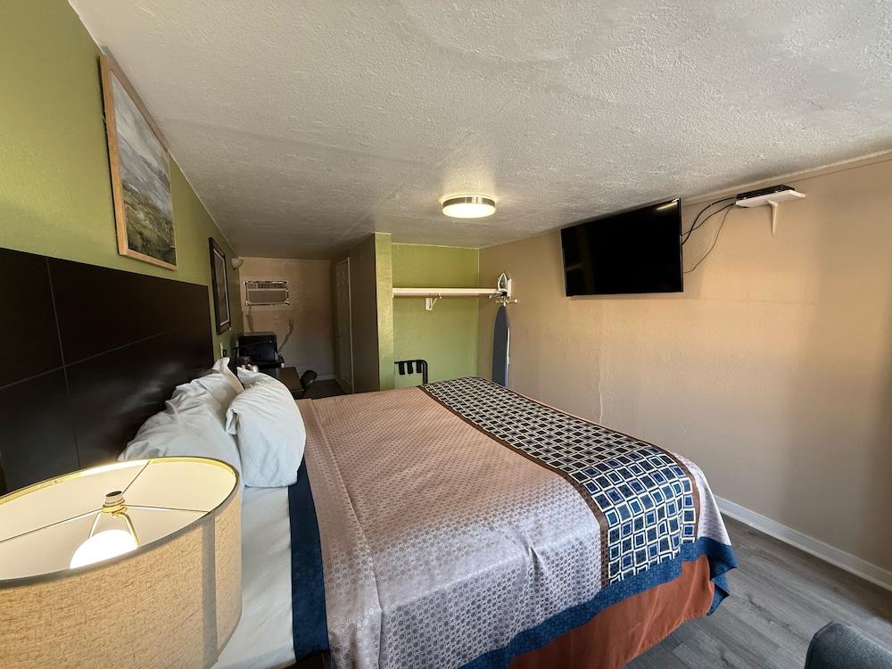 Executive Inn and Kitchenette Suites
