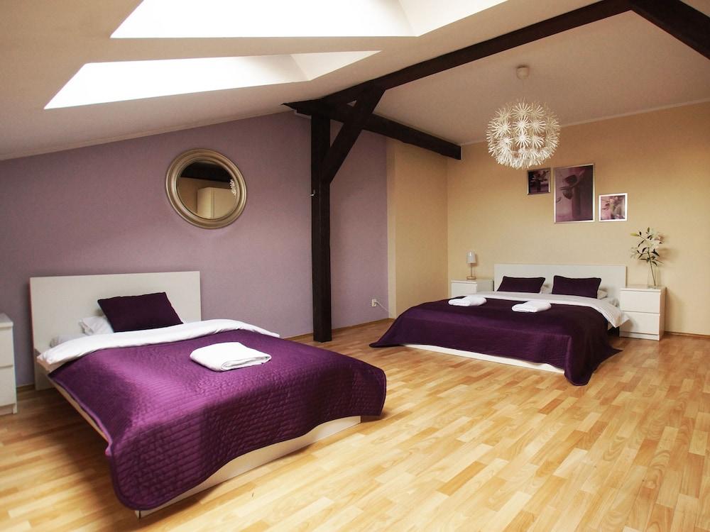 Blooms Inn & Apartments