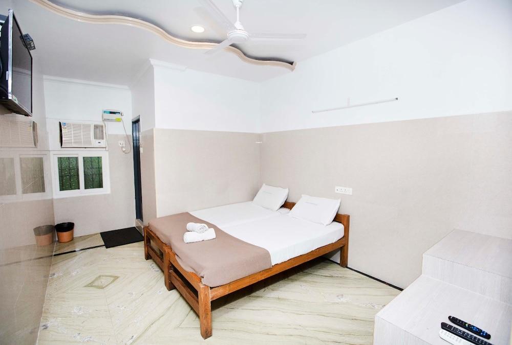 Hotel Saravanaa Boarding and Lodging