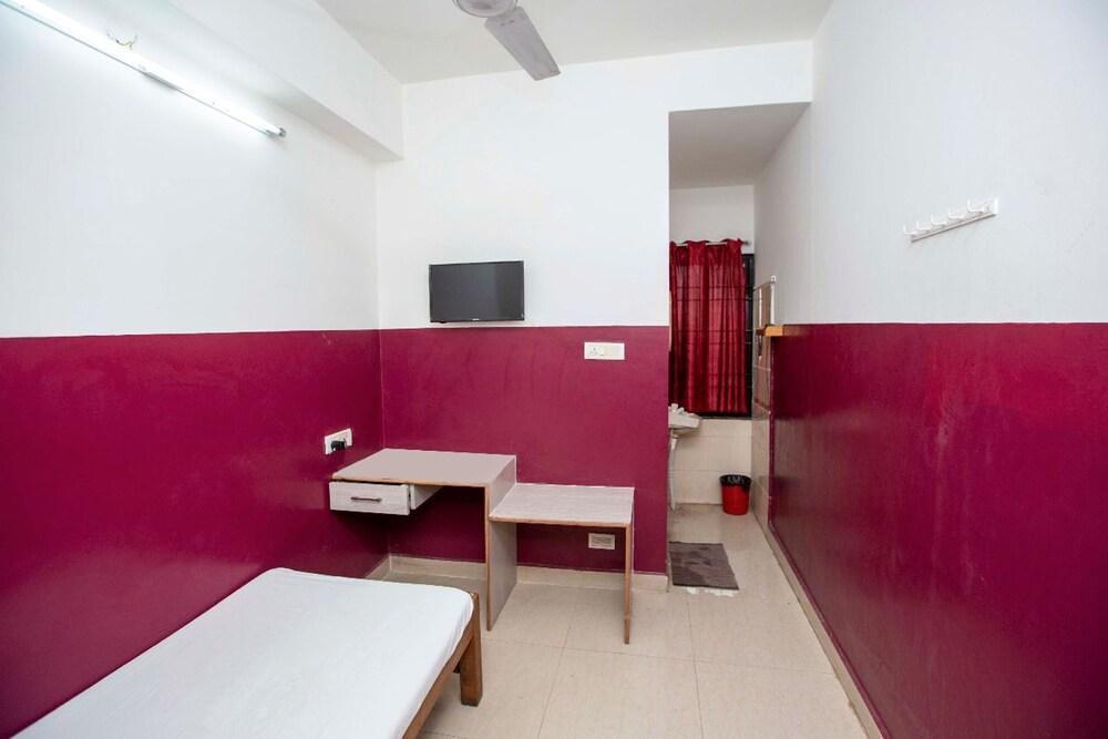 Hotel Saravanaa Boarding and Lodging