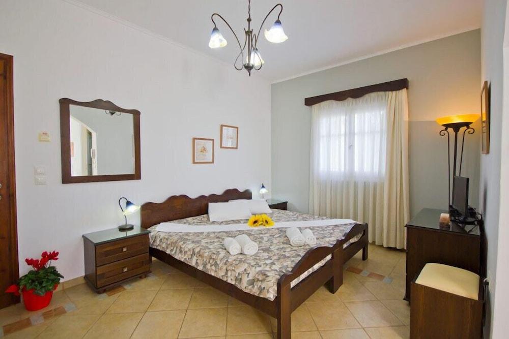 Nikos Sea view apts Milos