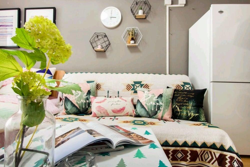 Life Times Cozy Room Downtown