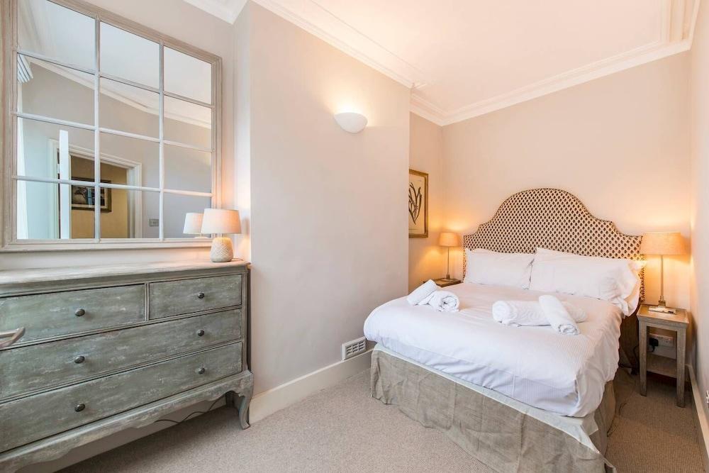 Charming, Recently Renovated 2-bed in Fulham