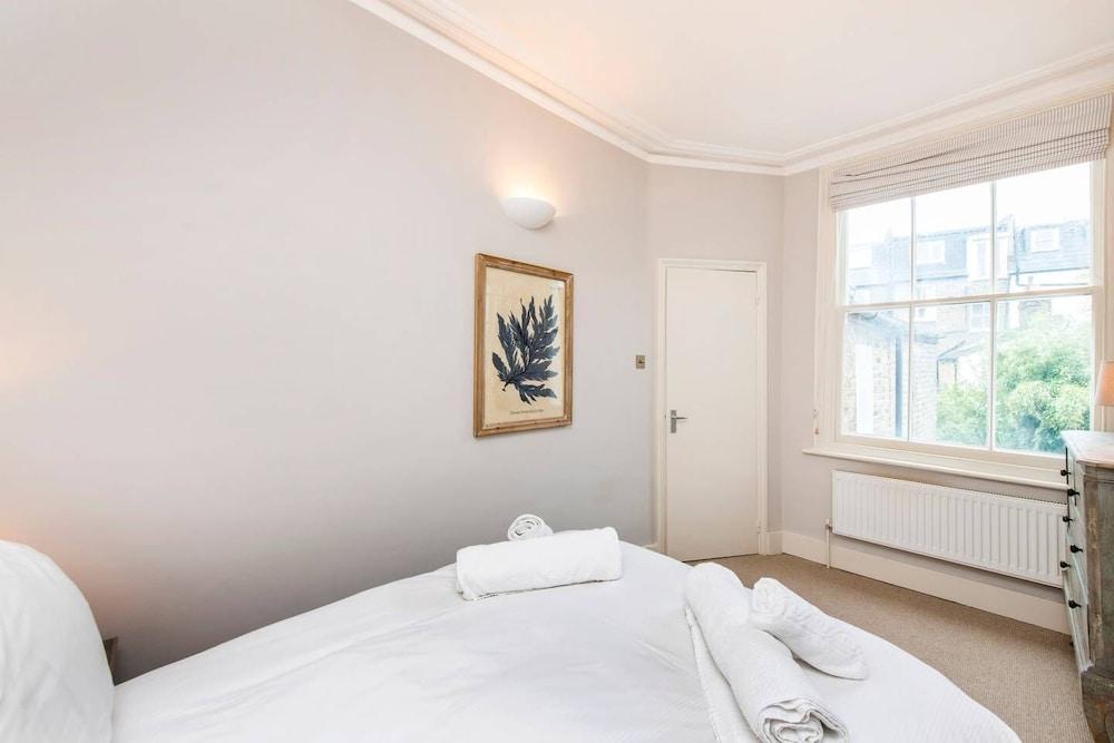 Charming, Recently Renovated 2-bed in Fulham
