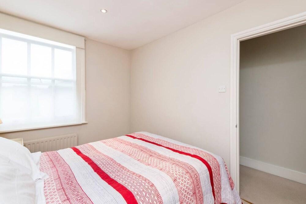 Delightful 2-bed Home, Fulham