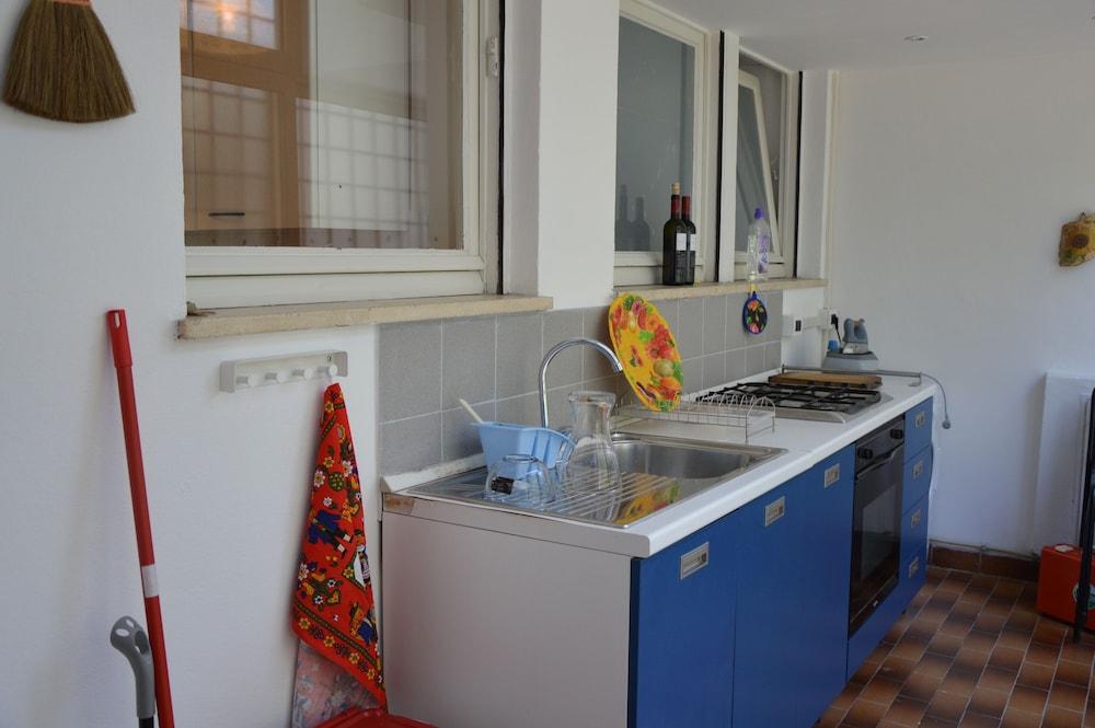 Labriola St Peter's House - Parking