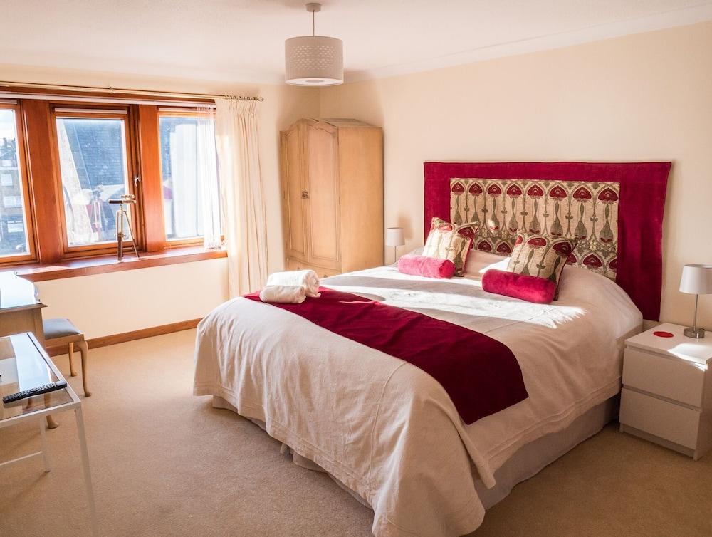 The Flat in the Square