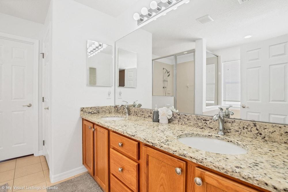 Spacious Pool Area With Lake View - 5bd/4.5ba Pool Home #5av139