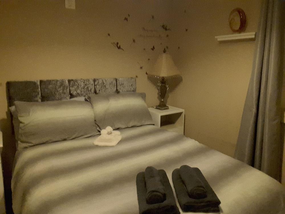 2 Bed Apartment 2 Mins Walk Away From the Beach!