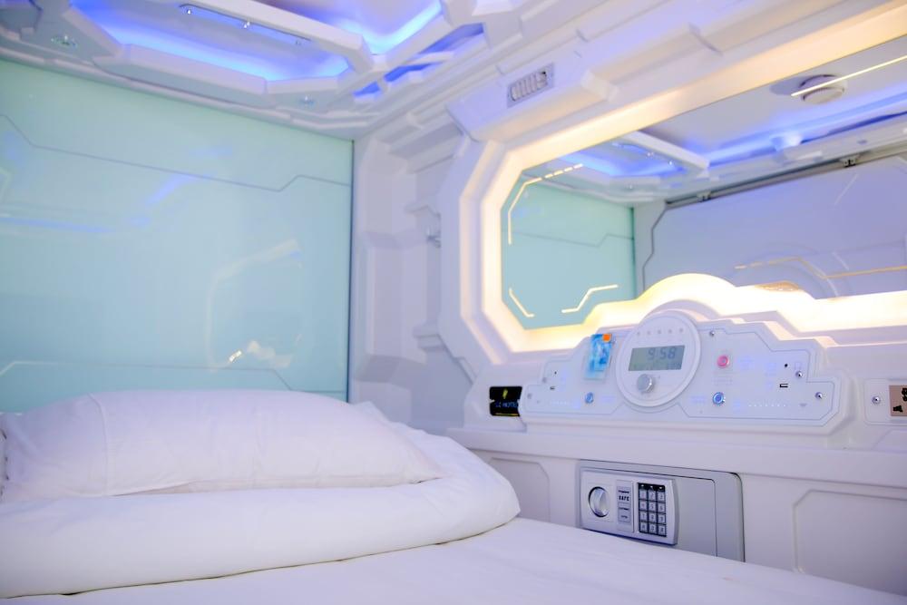 UZ Airport Capsule Hotel