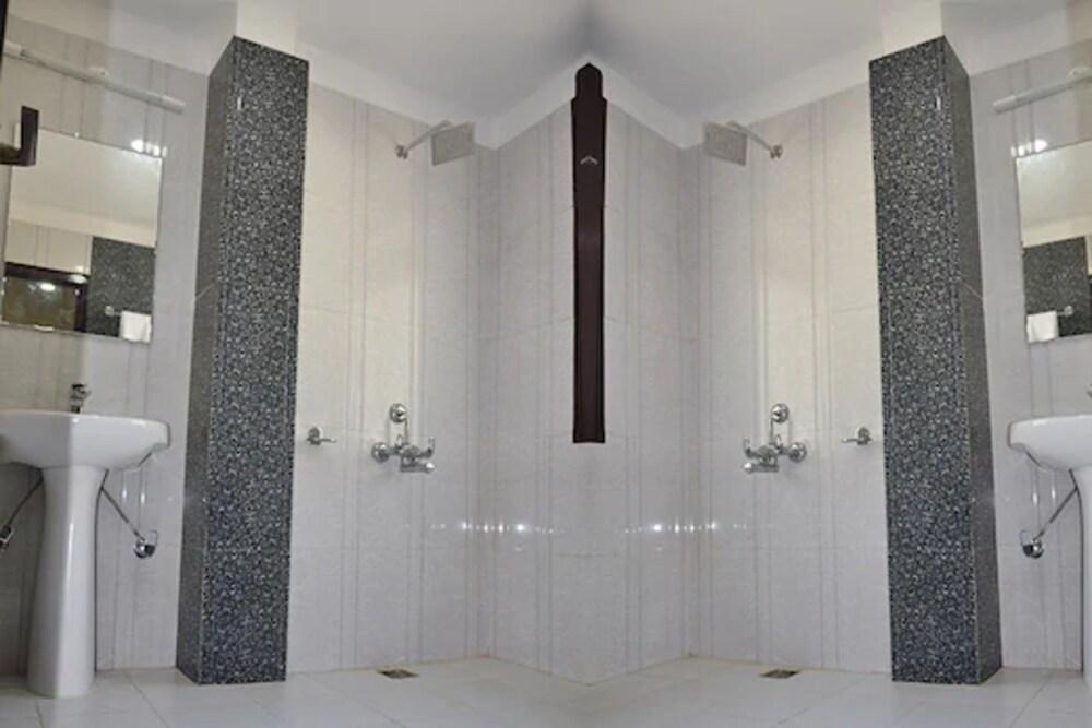 Hotel Aman Palace Kasol